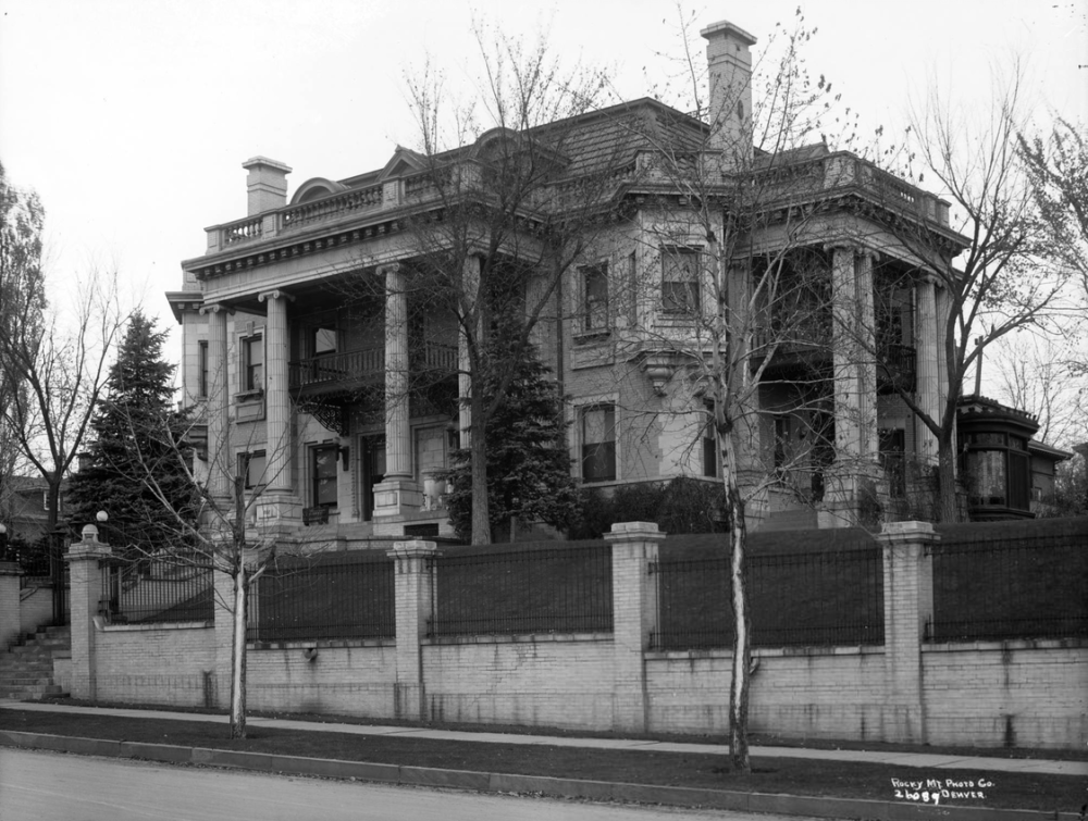 an old photo of a building
